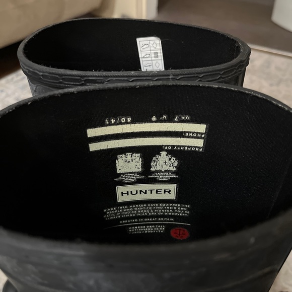 Hunter rain boot. Tall. Size 9 - Picture 2 of 5